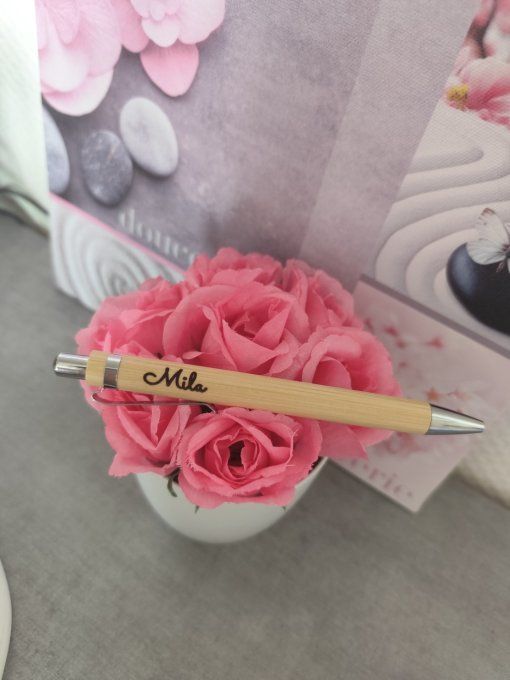 Stylo en bois gravé